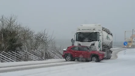 En bilförare som väntar på färjan filmar hela förloppet vid färjeläget.