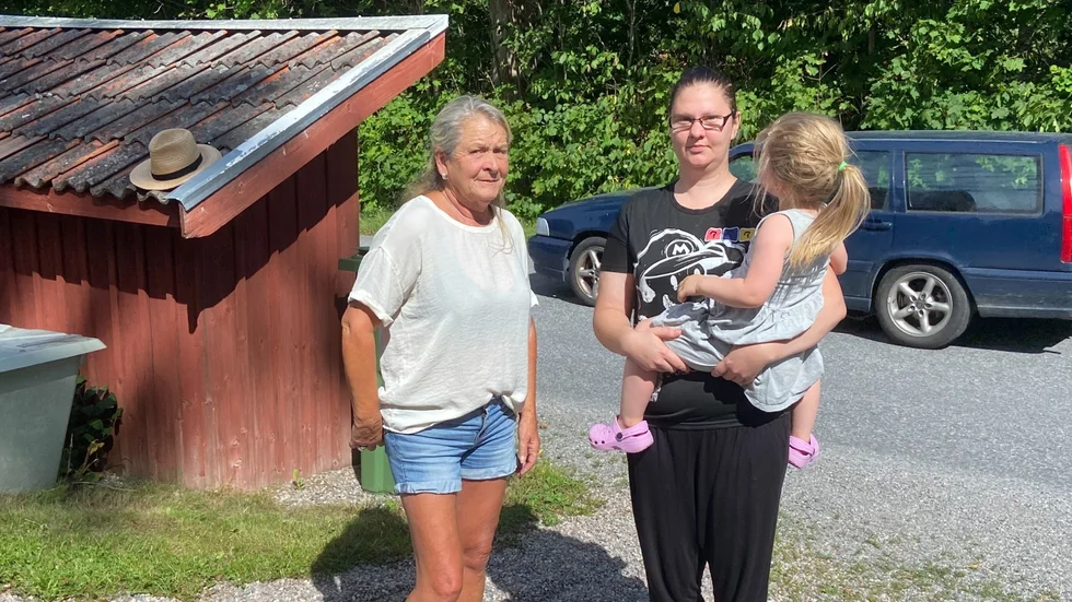 Ann Bergvall och Nina Gustavsson med dottern Aprilia hyser en ständig oro över trafiken på Skottvångsvägen där det råder oklarheter kring hur fort man egentligen får köra.