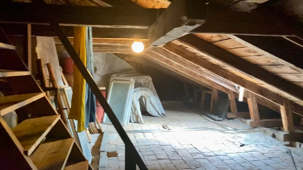 Vinden i stora huset på Julita gård är 250 kvadratmeter stort och innehåller flera vrån och små utrymmen. 