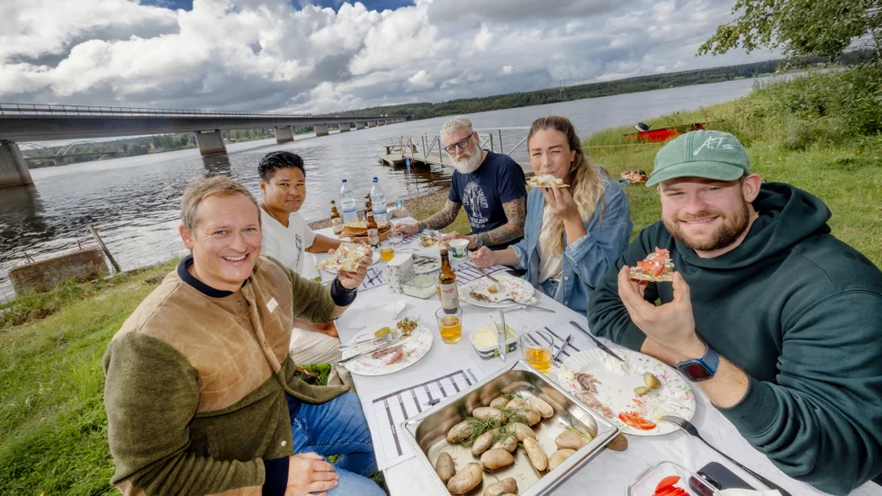 Det kan vara den mest kvalificerade juryn någonsin i Norrbottens-Kurirens historia, från vänster: Simon Laiti, Tomas Larsson, Henrik Sandberg, Isabella Wallstén och André Edlund hyllar enhälligt Röda Ulven som vinnare i årets surströmmingstest.