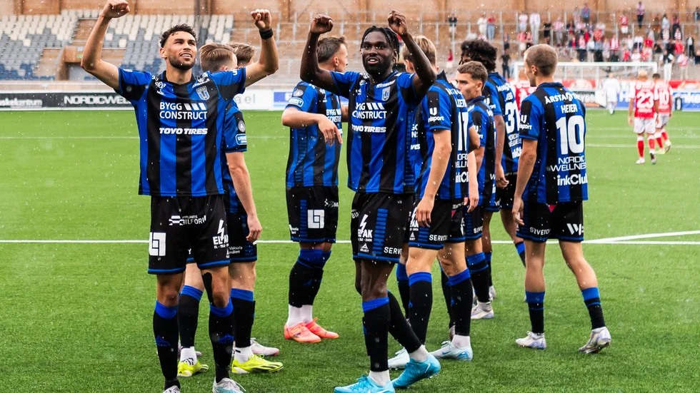 Joakim Persson jublar efter 1-0 under matchen mellan Sirius och Kalmar.