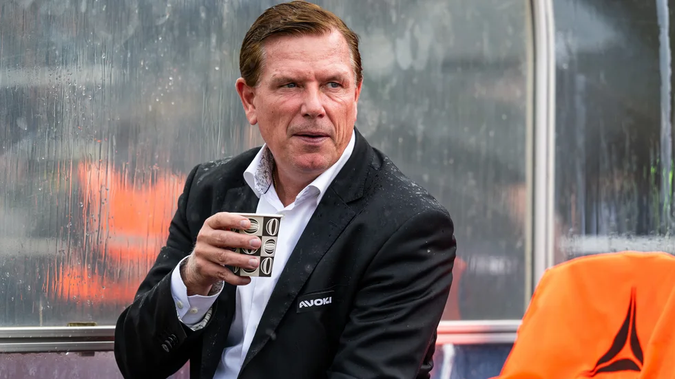 Sirius tränare Christer Mattiasson förklarar att varken Milleskog eller Salech var tillgängliga till söndagens regniga och blöta match.