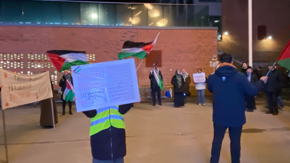 50-tal personer protesterar utanför arenan.