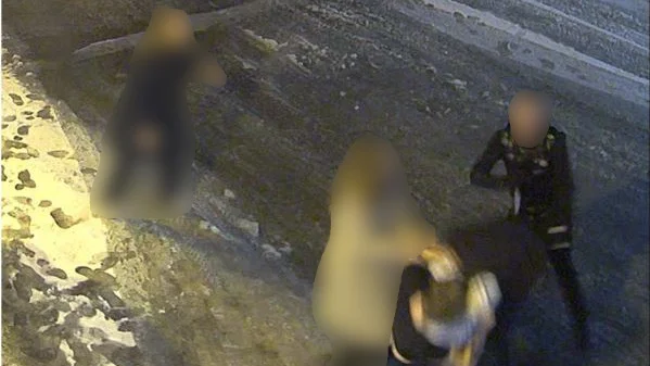 Bilden från övervakningskameran visar bråket. Den misstänkte för mordförsöket håller en kniv som huggs i offret.