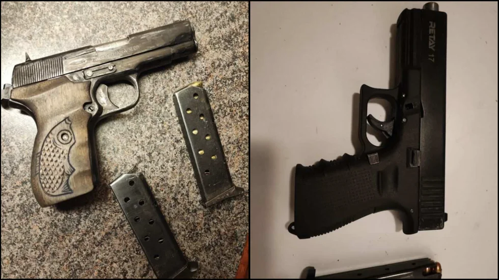 I mannens telefon hittade polisen bilder på vapnen som senare beslagtogs i utrymmen vid mannens bostad. Bilden på ena pistolen är taget på vad som ser ut som mannens köksbänk.