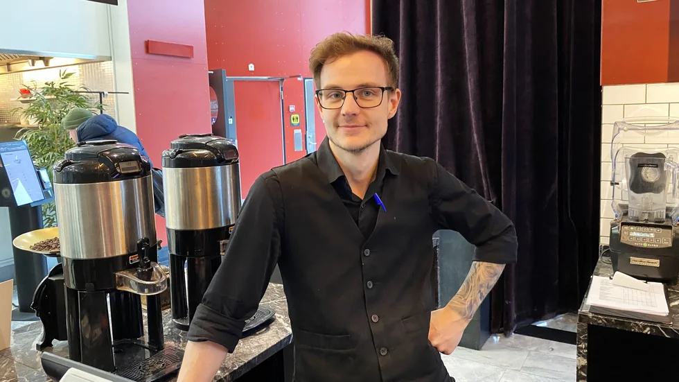 Lukas Lagerström på Caffé Nero tycker inte att fastighetsägaren Jernhusen gör tillräckligt för tryggheten på Uppsala resecentrum.