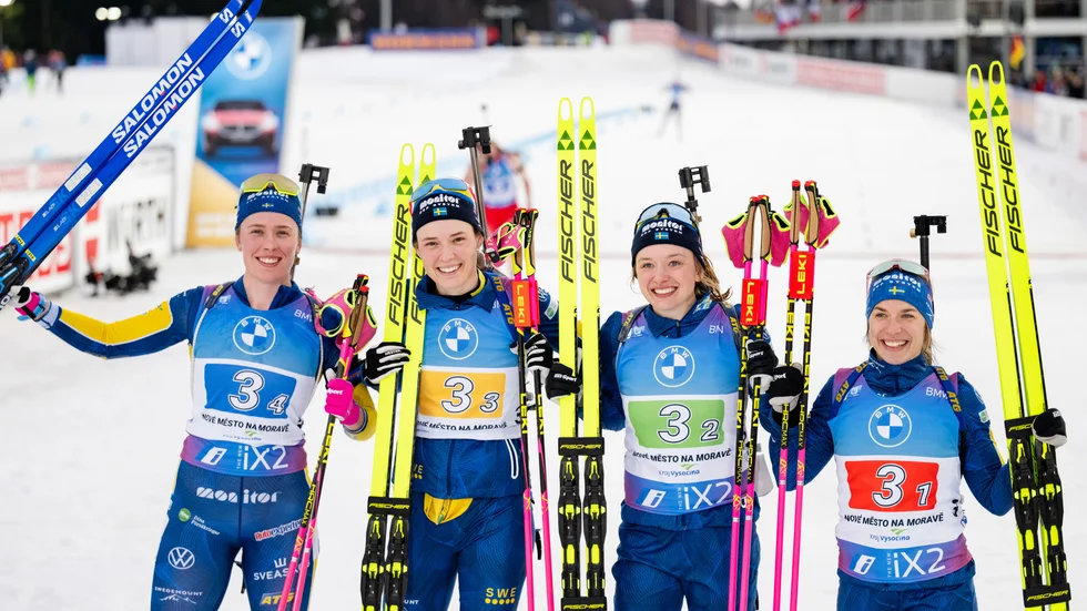 Elvira Öberg, Hanna Öberg, Linn Persson och Anna Magnusson vann silver i stafetten.