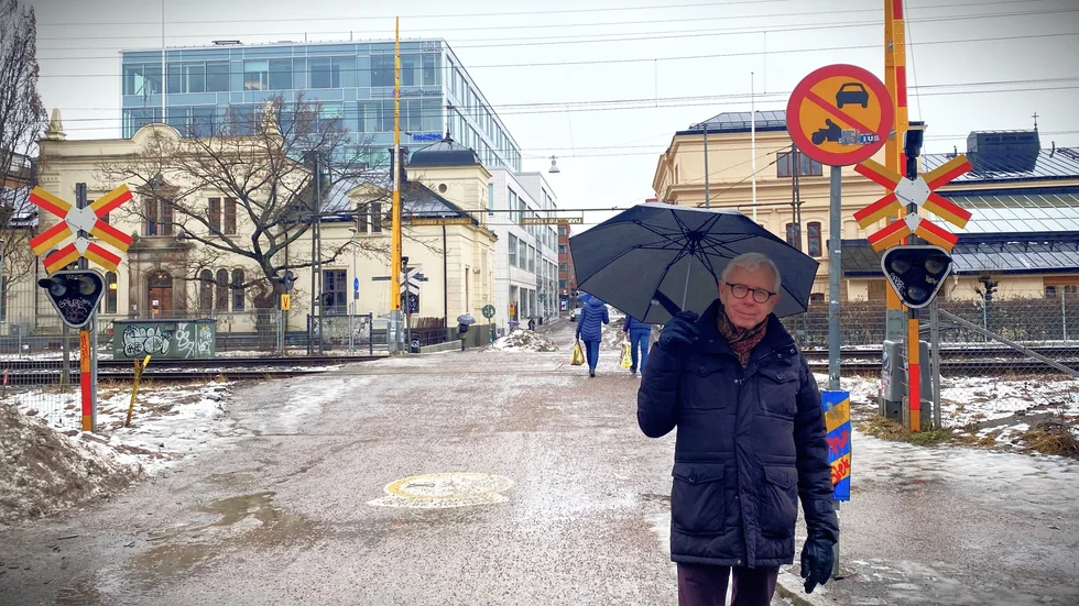 "Det är klart att paniken hann slå in", säger Thomas Waller, som fastnade på järnvägsövergången med bilen. 