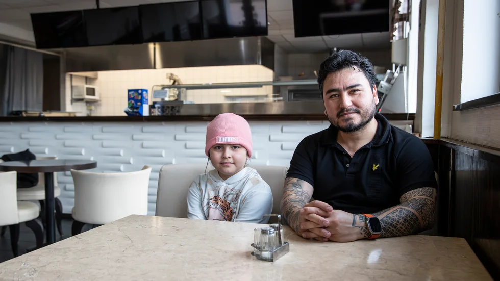 Hassan Ebrahimi var brevbäraren som drev Sushi & Te i Piteå. Nu har han bosatt sig med familjen i Vadstena och tagit över Pizzerie Svea i Motala. Dottern Helena tänker sig en framtid som restaruangchef så hon kommer säkerligen hjälpa pappa med menyerna. 