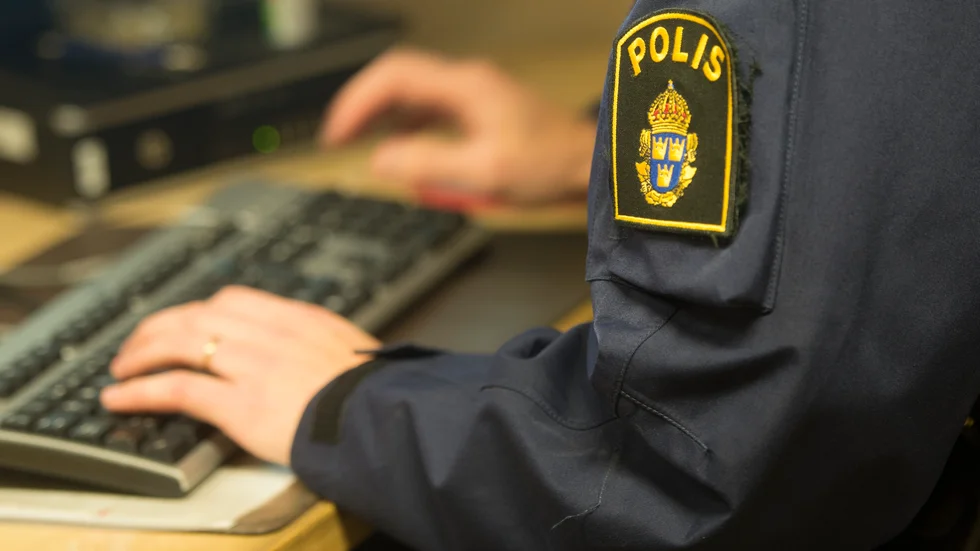 En polis i Norrbotten är åtalad för att ha tagit handling om sig själv. Enligt Polisens personalansvarsnämnd får han kanske jobba kvar, men det slutgiltiga ställningstagandet beror på vad som redovisas i domen och vad som kommer fram i övrigt. (Genrebild).