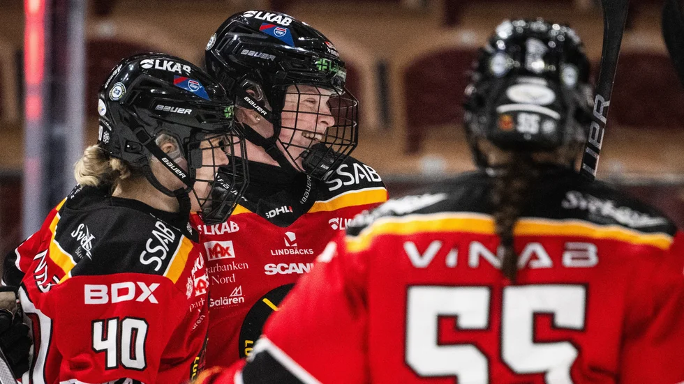 Astrid Lindeberg, mitt i bild, gjorde sina två första poäng i slutspelet när Luleå Hockey/MSSK tog sig till final. Målet till 4-1 innebar också att hon gjorde sitt första slutspelsmål i karriären.
