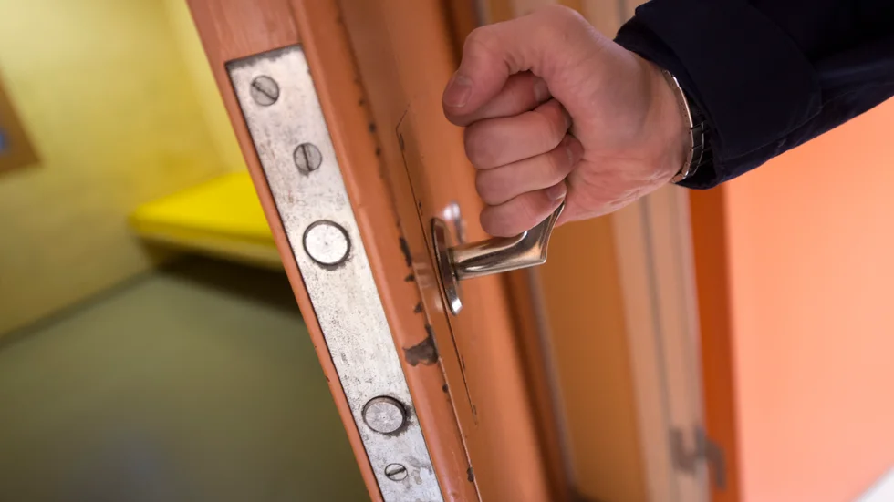 48-åringen var omhändertagen och skulle nyktra till när han begick de brott han nu döms för. Bilden visar en fyllecell i Stockholm.