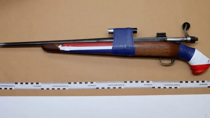 Efter ett tips gjorde polisen en husrannsakan i mannens lägenhet, där de bland annat hittade ett avsågat kulvapen.