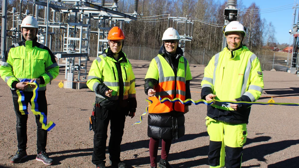 Lars Gustafsson, produktionsansvarig på Ljunghäll, Fredrik Johansson, elansvarig på Ljunghäll, kommundirektören Carolina Leijonram och Mats Tullgren på Eon hjälptes åt med att klippa bandet för att inviga transformatorstationen.