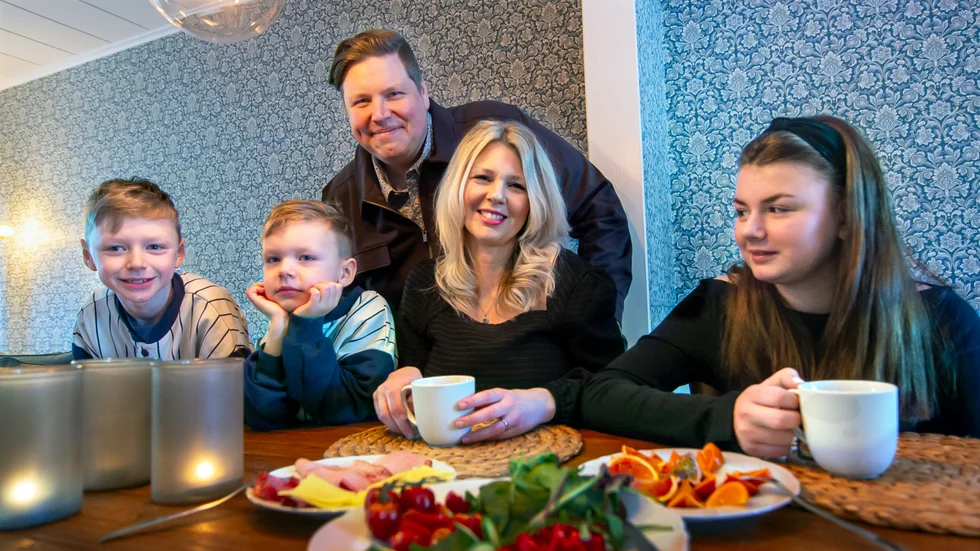 Ingen kommun i Sverige når jämställdhetsmålet. Men mest ekonomiskt jämlikt är det i Överkalix. Rimligt, tycker Joacim Nilsson och Jennifer Larsson som flyttat hit  med barnen Elliot, 9 och Frank, 6 år och Alicia 13.