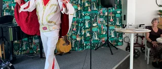 Elvis stormade in på scenen under vårmöte