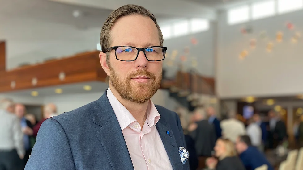 "Trafiknämndens ordförande har valt att avvakta och enbart förlita sig på att Mälardalstrafik skulle lösa situationen. Denna passivitet är oacceptabel", säger Björn-Owe Björk (KD) oppositionsråd i Region Uppsala.
