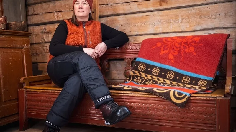 Ida-Maria Svonni, här i det lantalaisiska museet på hembygdsområdet.