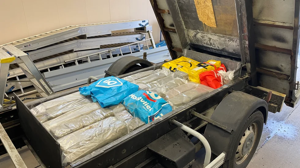 I en blyvagga under lastbilsflaket låg ett 50-tal genomskinliga påsar med sammanlagt över 293 kilo narkotika. Foto: Tullverket.
