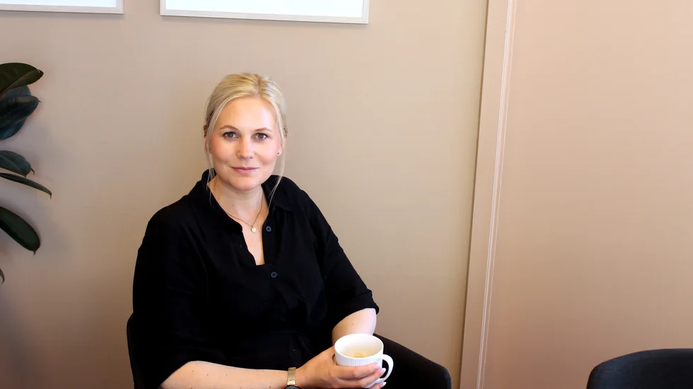 Emilia Hjort arbetar som kontorschef och mäklare på Svensk Fastighetsförmedling i Motala. Hon intresserade sig för mäklaryrket redan under praktiken på gymnasiet.
