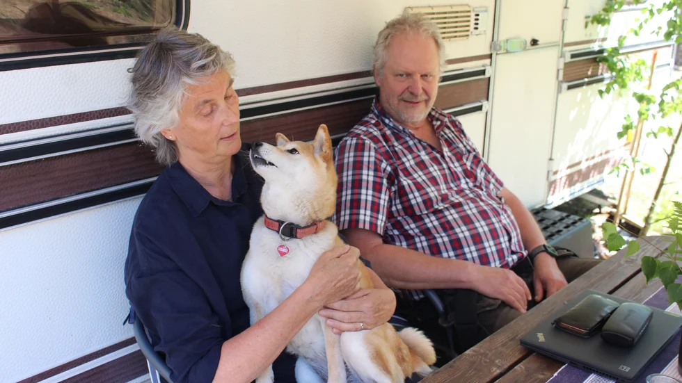 Urban och Mia Landström har hittat sin framtid mellan trädstammarna på Hasselö. Hunden Astrid häller med. Till en början blir det husvagn.