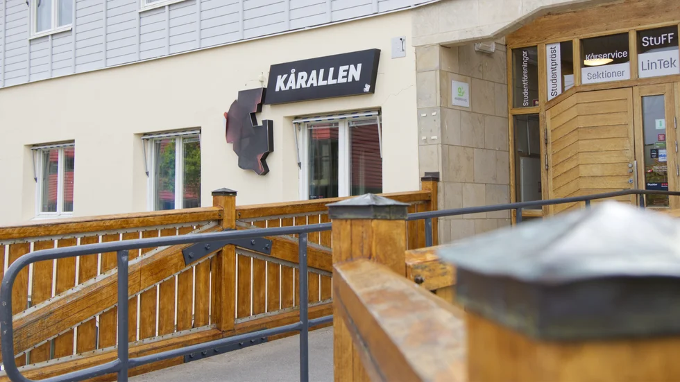 En 19-årig man åtalades för att ha gjort motstånd mot två ordningsvakter på Kårallen. Men tingsrätten underkänner bevisningen.  