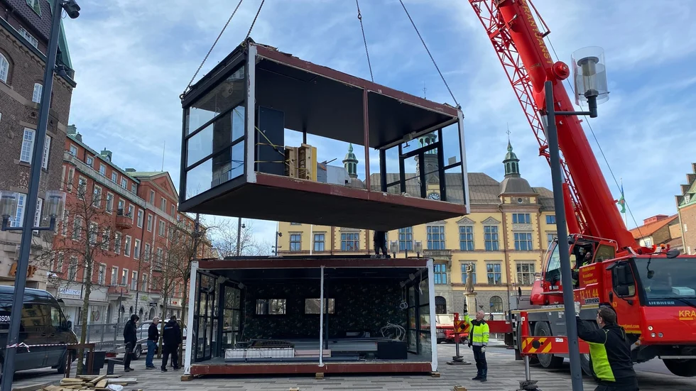 Glashuset som lyfts på plats är ett årligt vårtecken i Eskilstuna. Men nu kan traditionen närma sig ett slut.