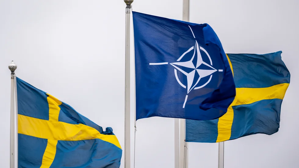 NATO-flaggan vajar bredvid svenska flaggor.