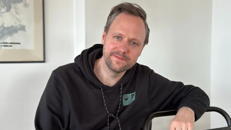 Linus Lindholm har sålt huset i Katrineholm och flyttat till Spanien där han ska jobba med enmansbandet Danzbanderz på heltid.