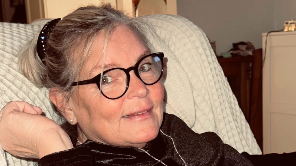 Charlotte Forslund kommer ursprungligen från Östersund, men bor numera i Bestorp. Nu söker hon efter kärleken i "Bonde söker fru - jorden runt".