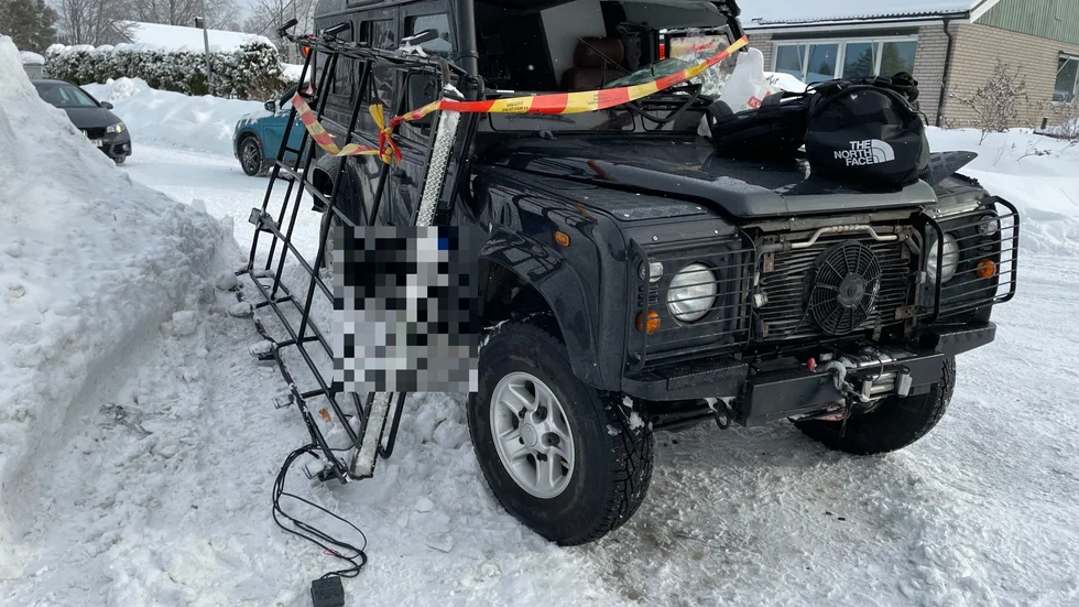 Bilen voltade och bärgades sedan undan från vägen.
