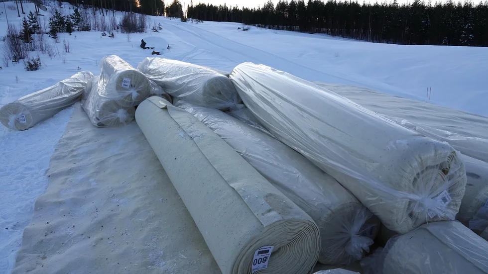 I april 2024 inleddes projektet att spara snö på Lindbäcksstadion och ett 40-tal dukar köptes in för cirka 400 000 kronor. Den typen av duk skulle hålla i sju år, men höll bara i ett. "Den har börjat förmultna så den håller inte ihop längre. Det är väldigt tråkigt", säger David Gunnarstedt, driftledare för Lindbäcksstadion. (Arkivbild)