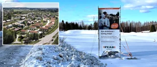 En reklamskylt – det är allt som syns av Peabs bostadsbygge