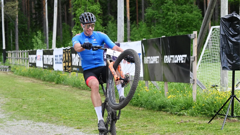Michael Wincent tackade för sin andra raka seger i Kraftloppet med att åka över mållinjen på bakhjulet.