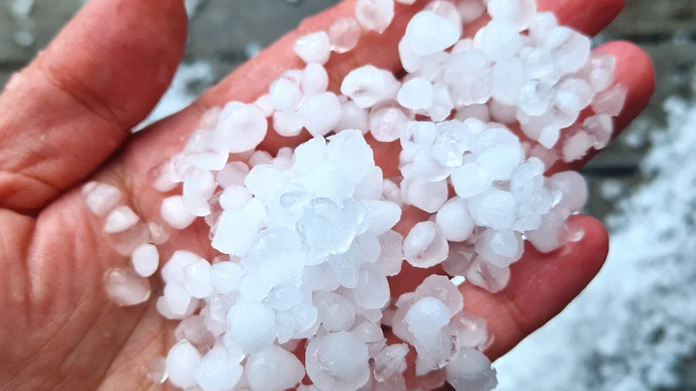 "Jag tror inte det är speciellt vanligt", säger Viktor Bergman, meteorolog på SMHI om hagelskuren i Överkalix – i värmen.