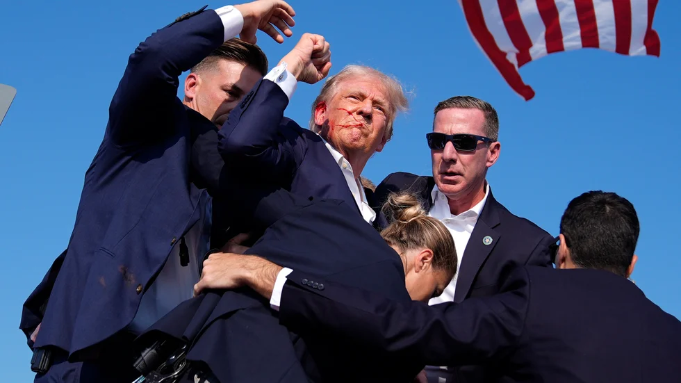 En kinesisk e-handelsplattform började sälja t-tröjor med bilden på den blodige Donald Trump bara timmar efter attacken mot honom.