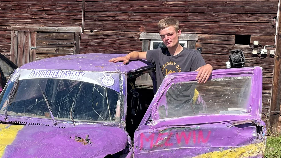 Melwin Engstrand har haft stökiga skolår, men i folkrace får han glänsa. "Folkrace är livet" säger han.