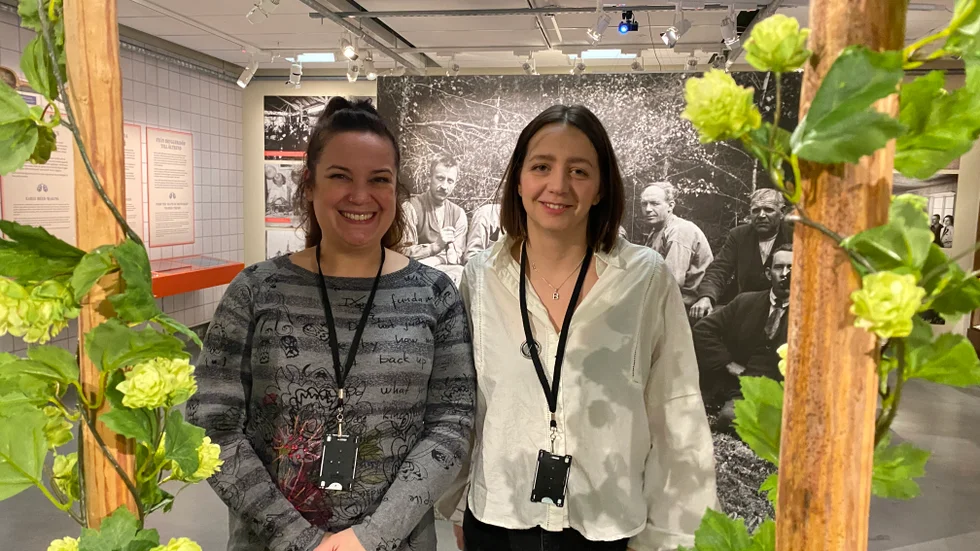 Yanina Casanova har formgivit och Elin Loord producerat utställningen Bryggda berättelser. 
