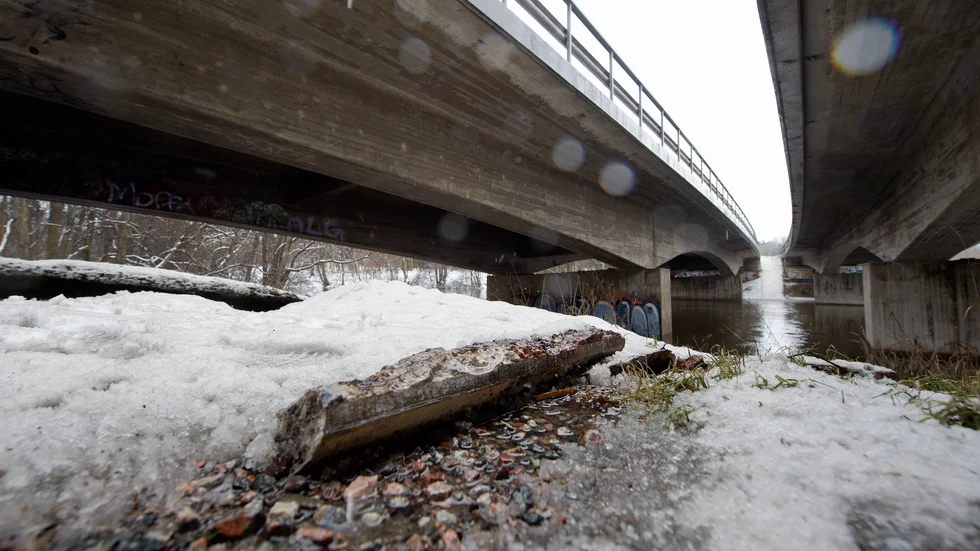 E4-bron vittrar sönder. Senast i raden en stor skärva som släppt precis intill där å-promenaden passerar under bron.