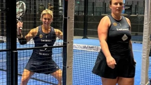 Linda Holmström spexar bakom gallret medan lagkompisen Stina Röken går ut ur densamma. Nyköpingslaget spelar allt bättre i division 2.