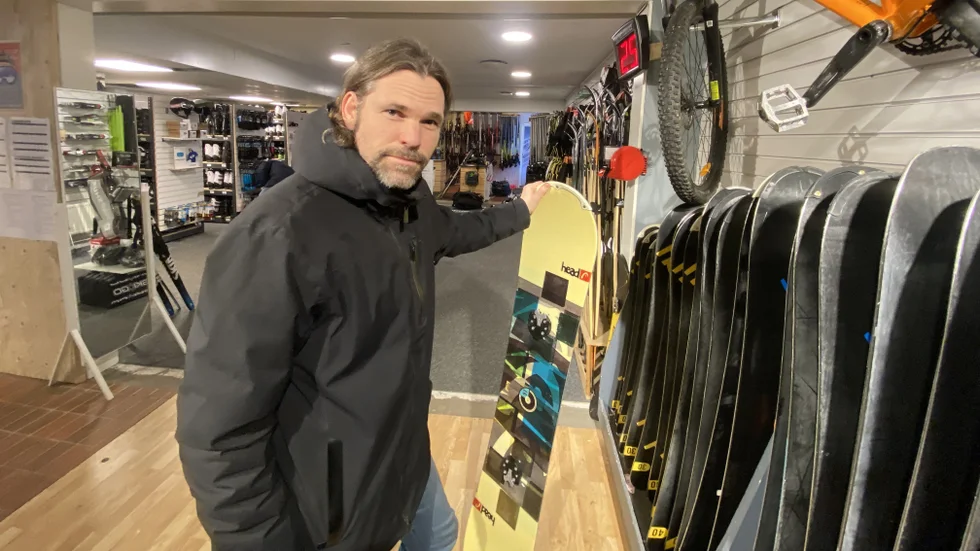 Uppsalabon Jonas Flack menar att hyra skidutrustning är ett bra alternativ om man har yngre barn: "Att köpa nya pjäxor till våra yngsta som är 8 eller 9 år är oekonomiskt då de växer ur dem på en säsong. Att köpa känns då som bortkastat."