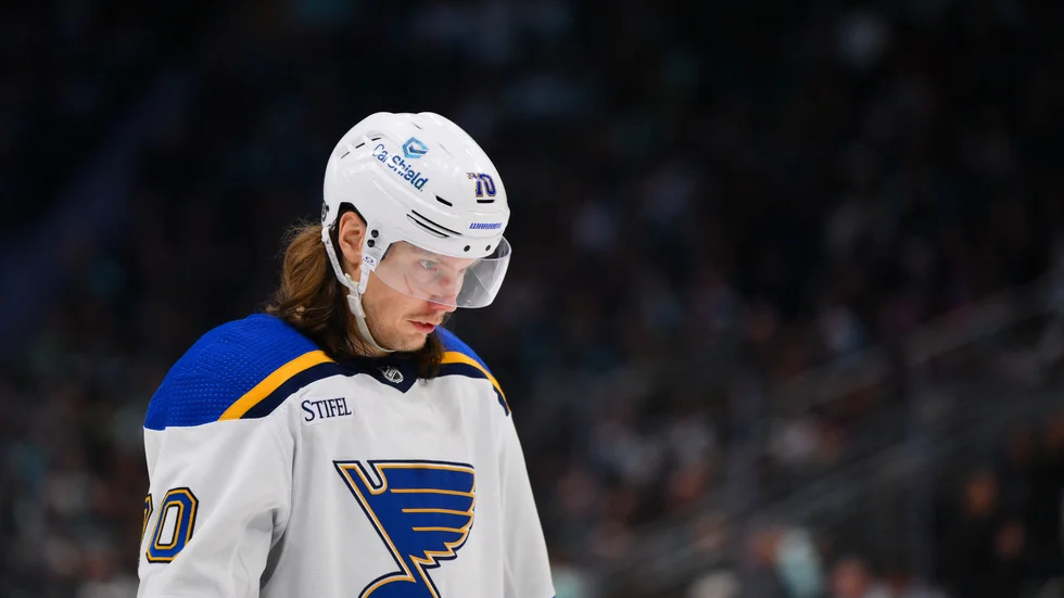 Oskar Sundqvist blev liggande på isen i natt efter att ha fallit in i sargen och fick hjälp av isen.