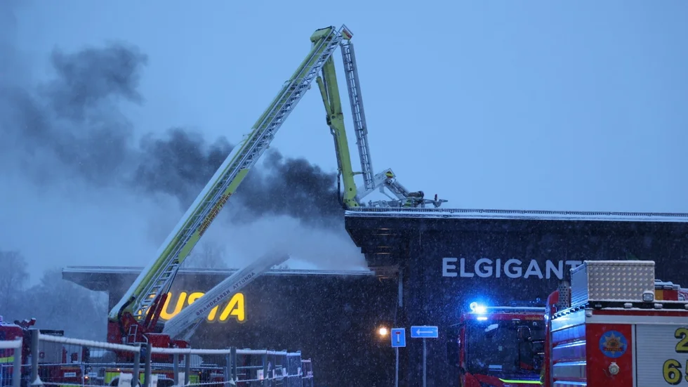 Flera enheter från räddningstjänsten arbetade med att släcka branden. Så här det ut på platsen under tisdagsmorgonen.