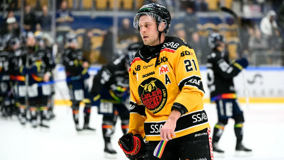 Juhani Tyrväinen deppar efter förlusten i Jönköping. 
