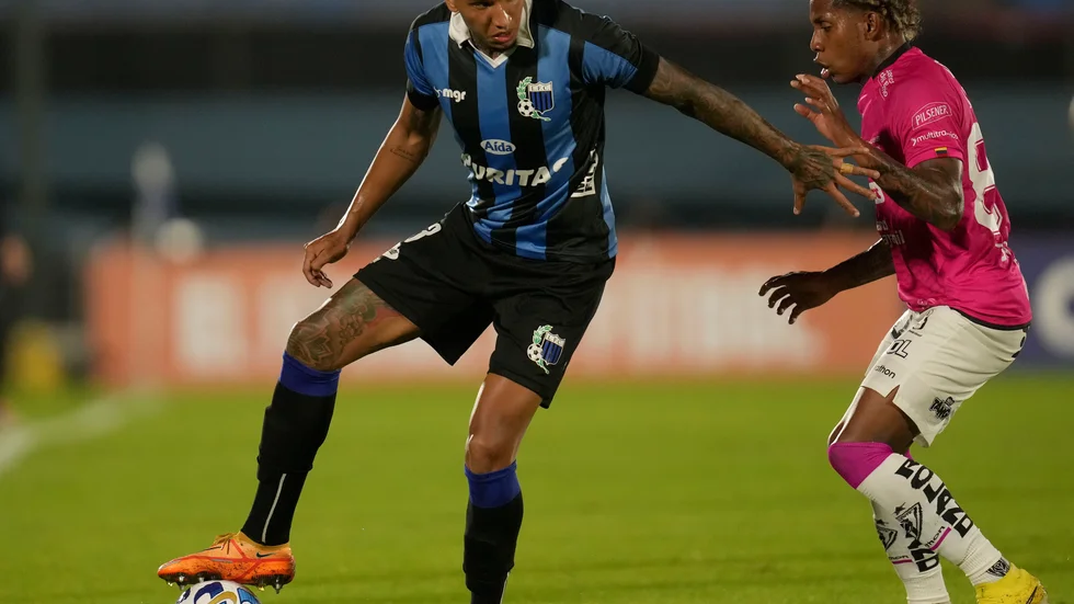 Juan Izquierdo till vänster under en match för sin dåvarande klubb uruguayanska Liverpool i fjol.