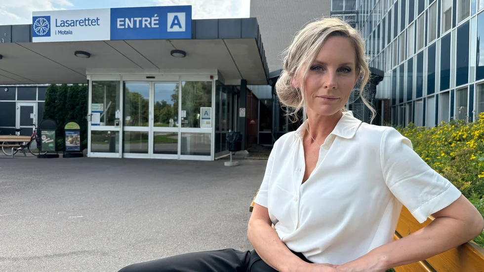 Emelie Schepp utanför lasarettet i Motala. Här utspelar sig stora delar av hennes nya bok "100 dagar i juli".
