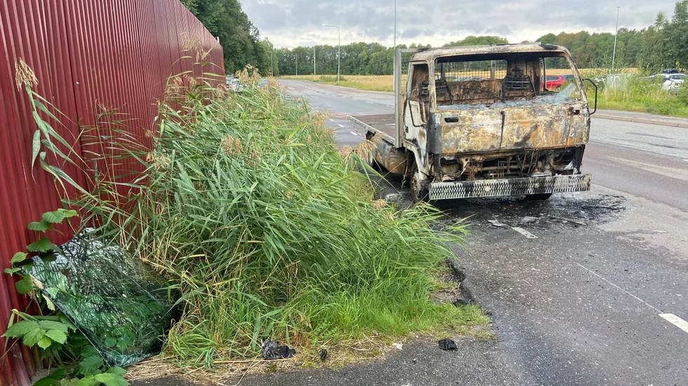 Den mindre lastbilen blev totalförstörd.
