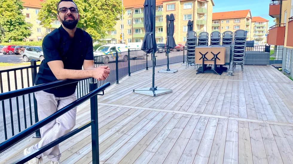 Mohammed Thamer, som driver Olympos kök och bar på Malmgatan, välkomnar nybygget mitt emot hans restaurang.