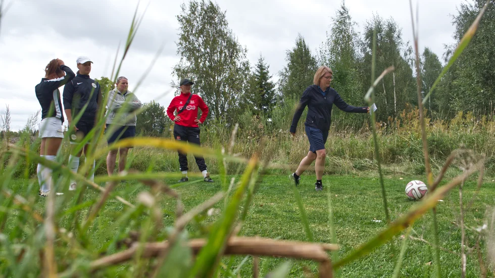 Pernilla Nordgren på ett av hålen under dubbelspelet.Till slut blev det en femteplats i dubbeltävlingen för Pernilla och lagkamraten Caisa Edvinges (grå tröja) av nio par.