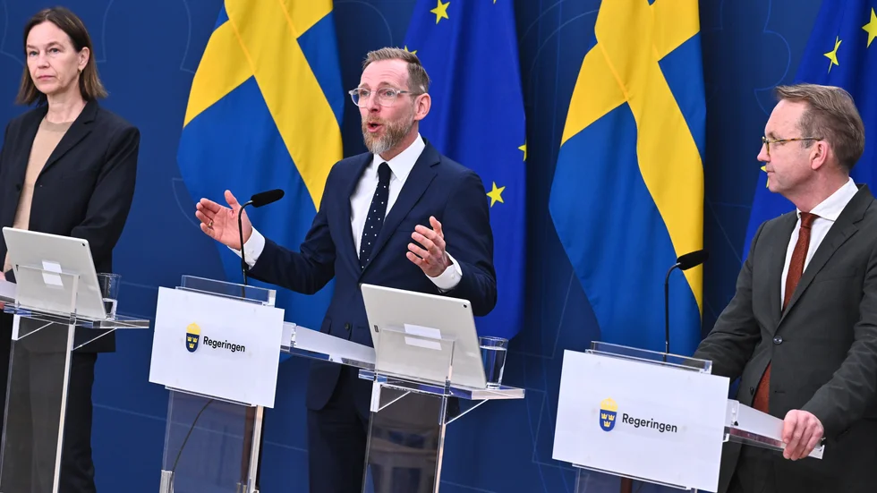 Socialminister Jakob Forssmed (KD) meddelar att ett företag nu ansökt om att sälja det livräddande läkemedlet naloxon receptfritt i Sverige. Innan sommaren kan den finnas tillgänglig på apotek. Med på pressträffen var också Socialstyrelsens generaldirektör Olivia Wigzell (tv) och Läkemedelsverkets generaldirektör Björn Eriksson.